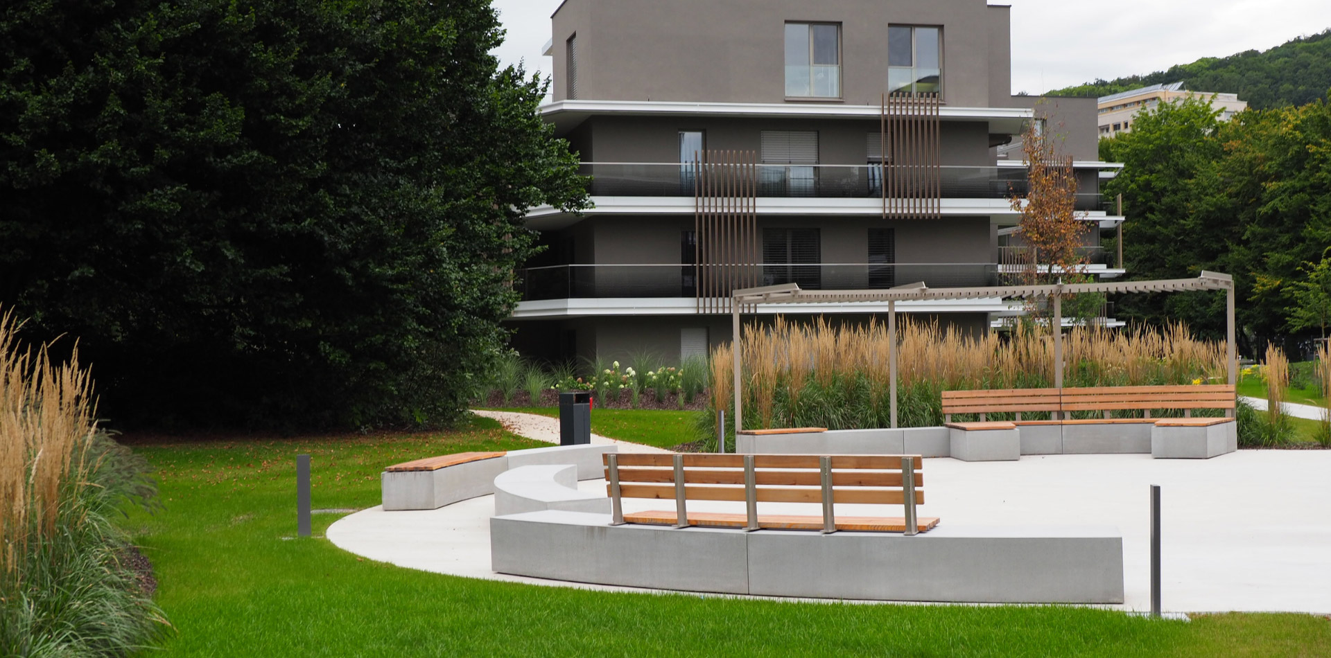 Individuell gefertigte Sitzelemente aus Beton im Wohnpark in Linz von BK BetonDESIGN